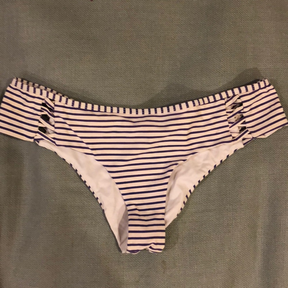 O’Neill cheeky bikini bottoms